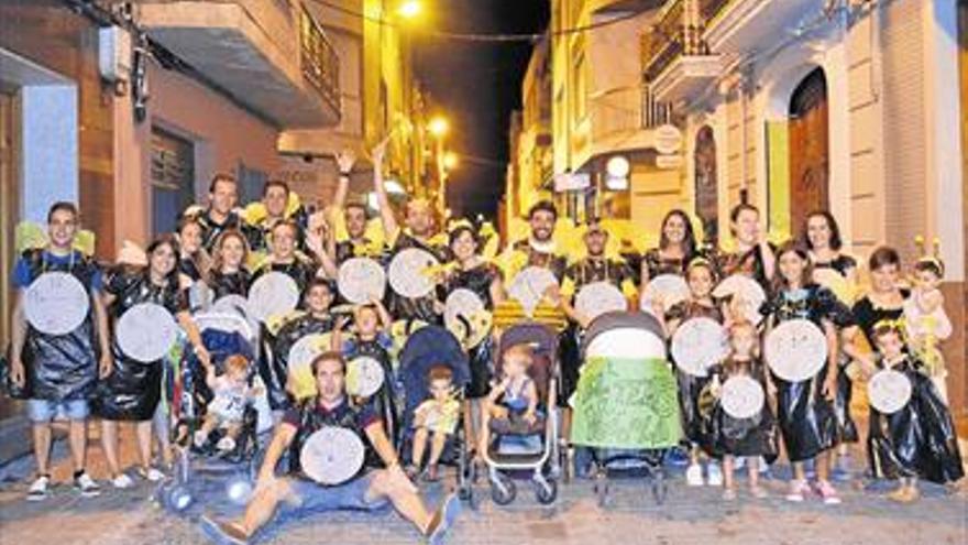 Las peñas demuestran su creatividad en el colorido desfile de disfraces de Nules