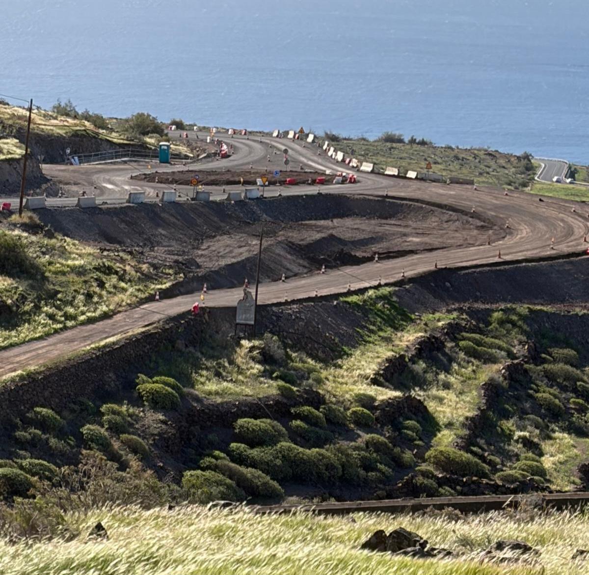 Tramo de tierra de la rotonda ubicada en el cruce de la Roseta.