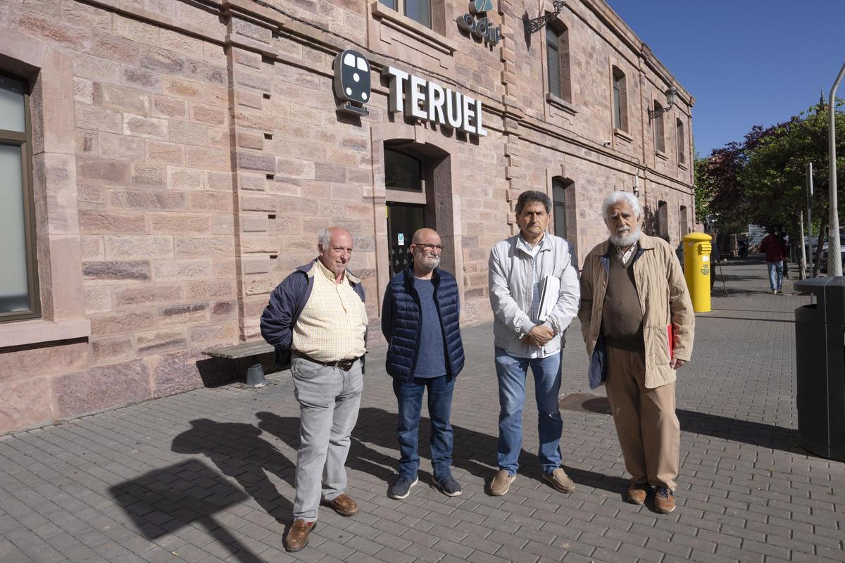 Miguel Angel Serrano, de la Plataforma en Defensa del Ferrocarril en Teruel; Pepe Polo, de la Federación de Asociaciones vecinales; Pedro Abad, de la Plataforma en defensa del Ferrocarril en Teruel y Culturales de Teruel, y Manuel Gimeno, del Movimiento Ciudadano Teruel Existe, este martes.