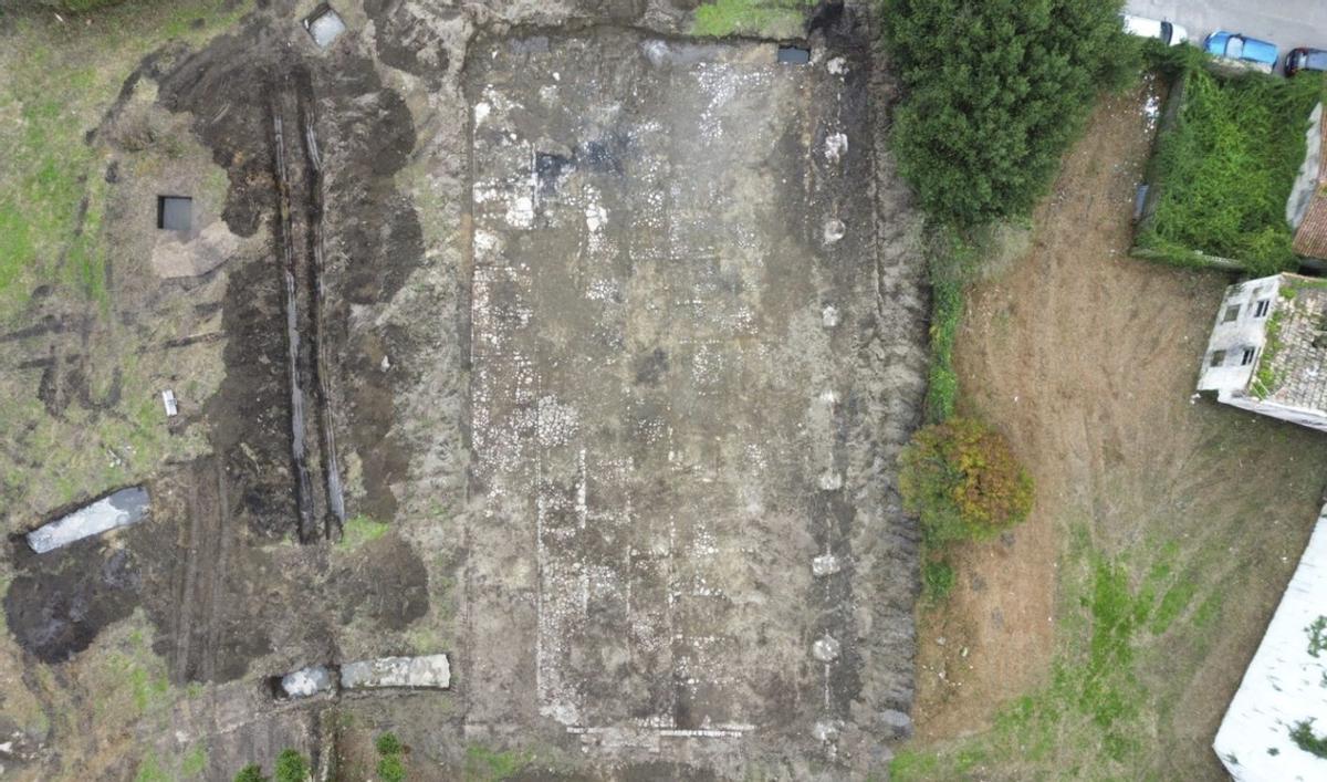 Vista aérea de la Finca do Teucro en la que se distingue la ubicación de la antigua pista de balonmano. | CITANIA ARQUEOLOXÍA