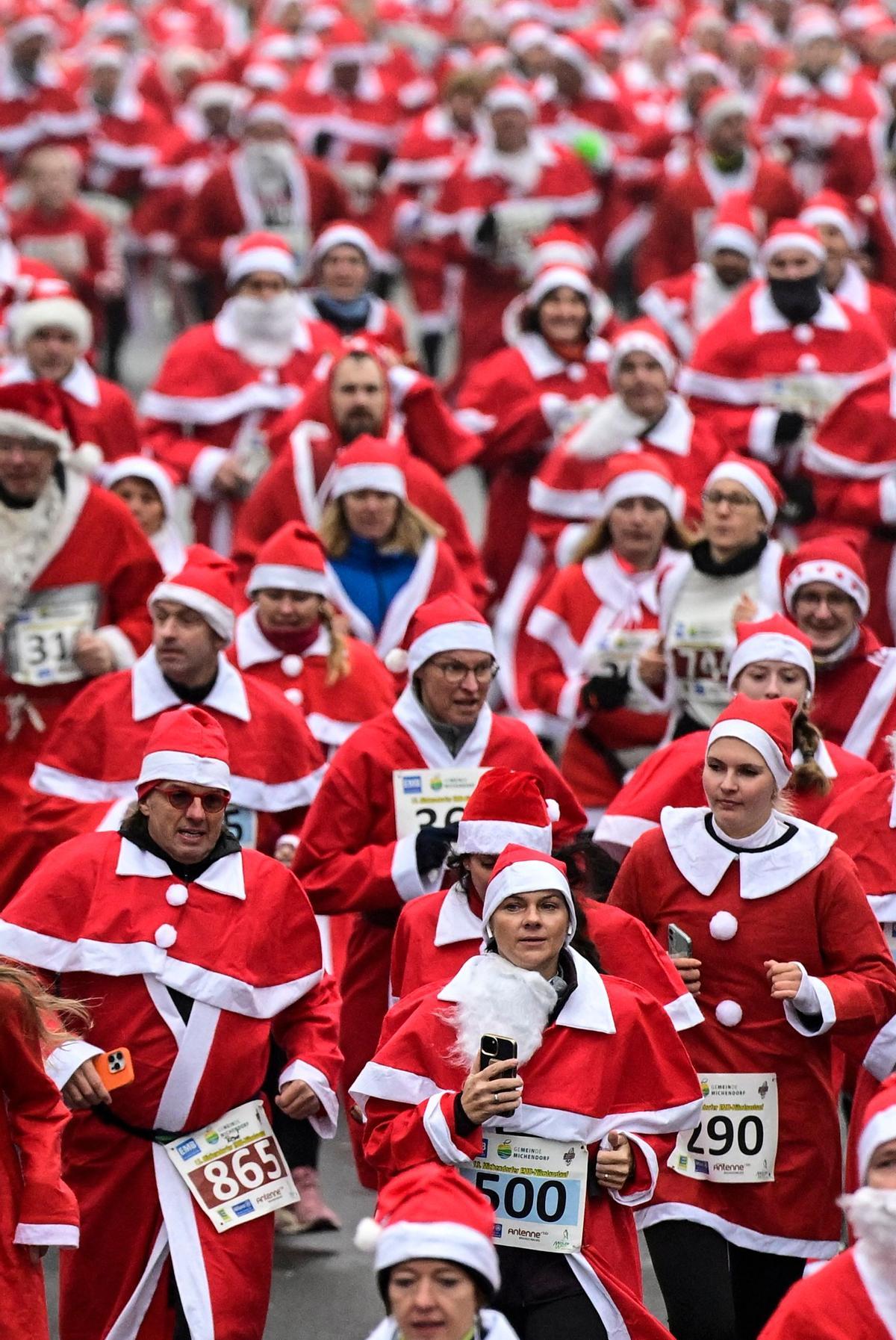 Carrera multitudinaria de papas Noel en Michendorf (Alemania)