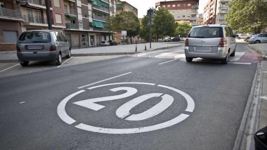 Señalización horizontal fijando el límite de velocidad a 20.