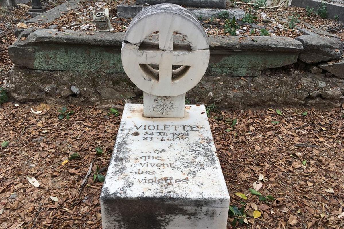Los restos de Violette descansan en esta pequeña tumba