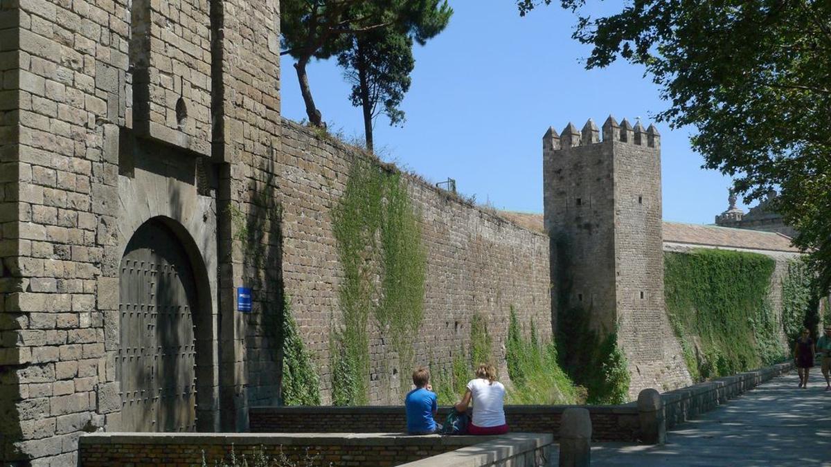 Muralla y portal de Santa Madrona, en el Paral·lel
