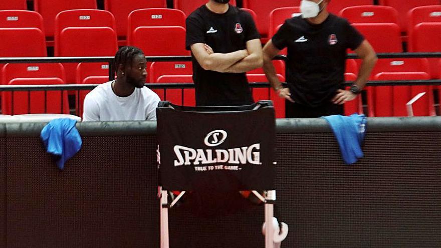 Matt Mobley estuvo presenciando ayer el entrenamiento del equipo.