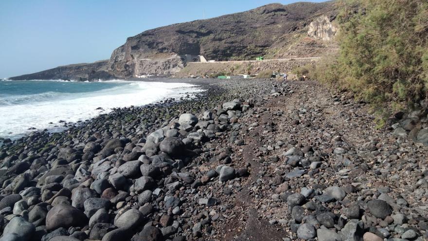 El mar arrastra varias caravanas en la costa de Güímar