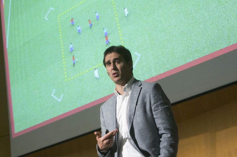 El seleccionador Julen Lopetegui en la Universidad de Alicante.