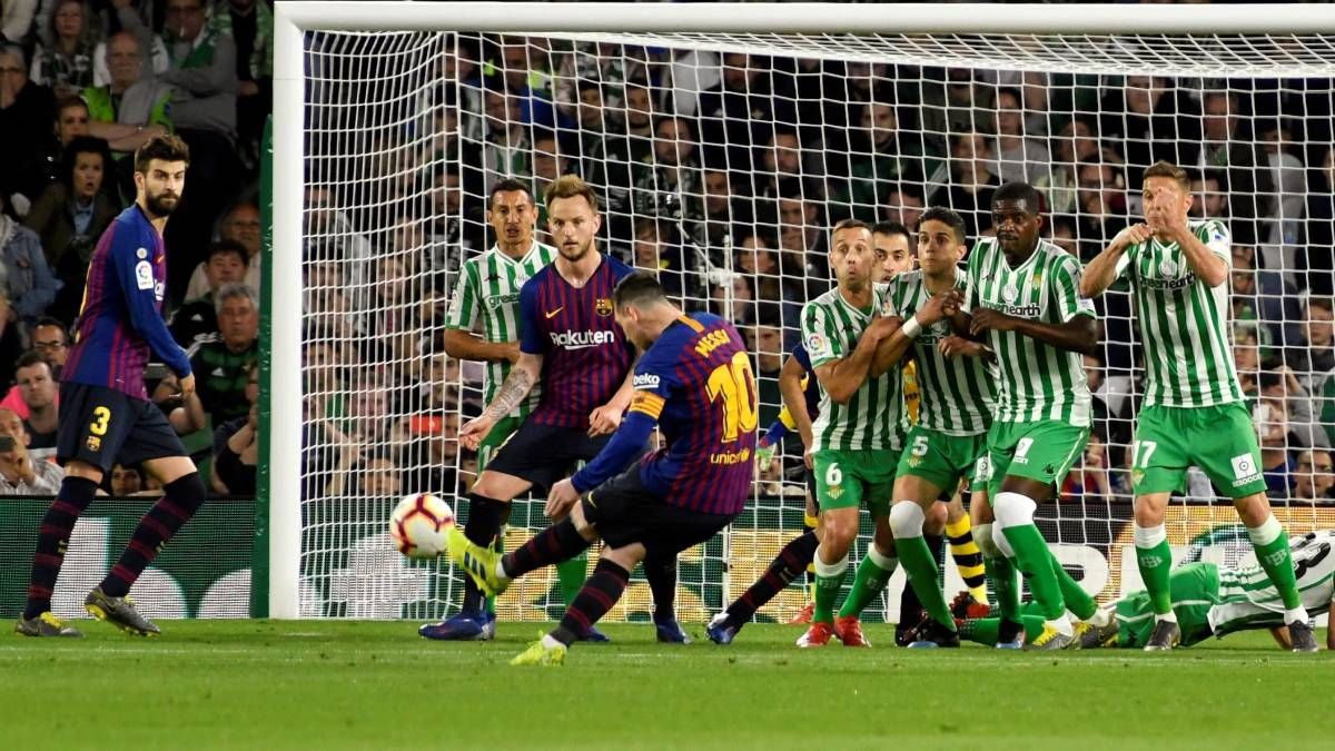 Messi, ejecutando uno de sus libres directo magistrales con el Barça
