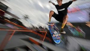 Un patinador realiza un heelflip durante una sesión de práctica en un curso callejero del concurso STU Open de patinaje en Río de Janeiro, Brasil.