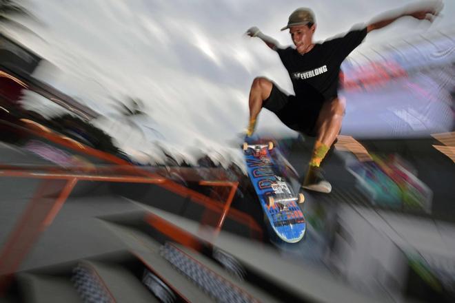 Un patinador realiza un heelflip durante una sesión de práctica en un curso callejero del concurso STU Open de patinaje en Río de Janeiro, Brasil.