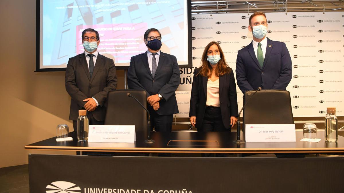 El presidente del Clúster TIC, el rector de la UDC, la alcaldesa de A Coruña y el delegado de la Xunta, ayer al presentar el proyecto.