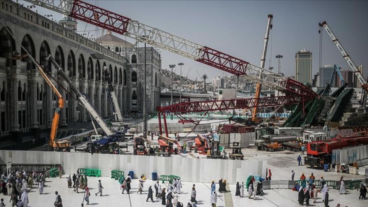 abaqueromuslim pilgrims walk past the site of a crane coll150916105054