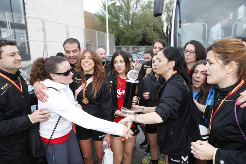 Llegada a Gijón de las jugadoras del Mavi