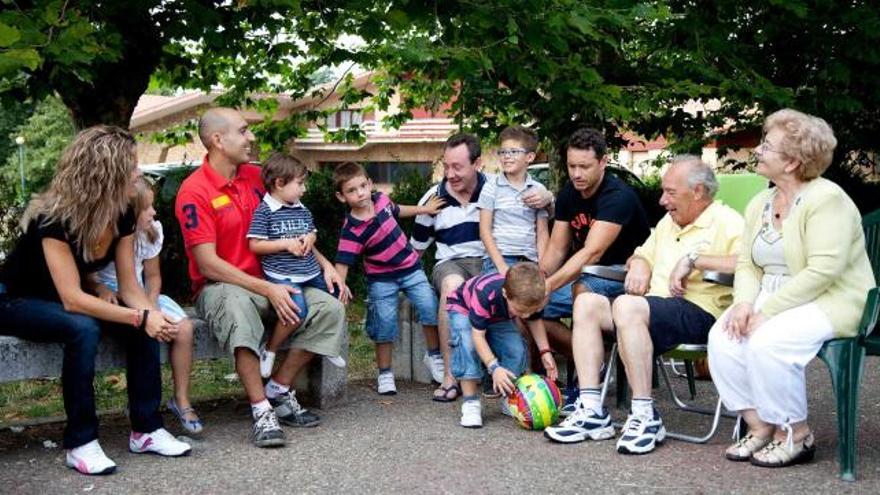 Un grupo de turistas gijoneses, en una de las áreas recreativas de la ciudad de vacaciones de Perlora.