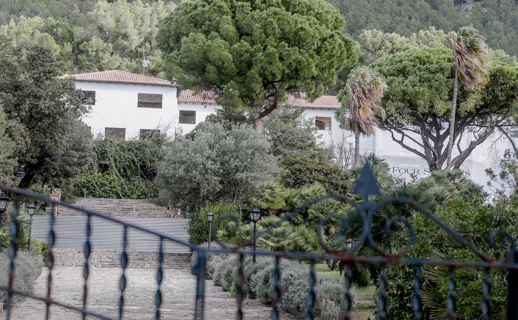 Vom Hotel Formentor auf Mallorca bleibt bei der Sanierung nur noch die Fassade übrig