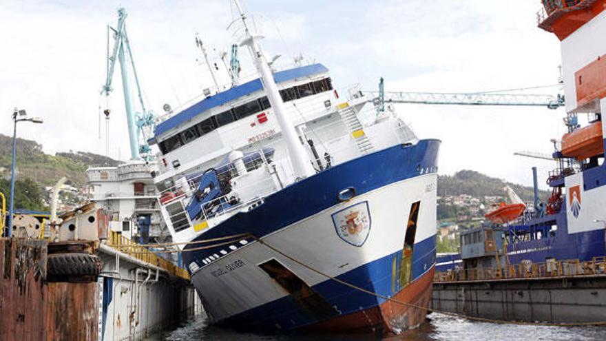 Imagen del barco escorado ayer en el astillero vigués.