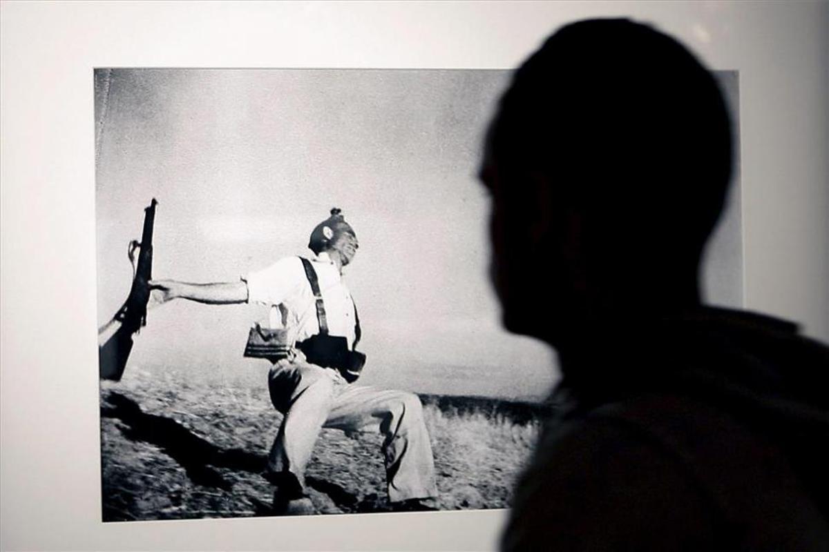 El investigador que sitúa la foto 'Muerte de un miliciano' en Espejo la analiza 'in situ' en su 80 aniversario