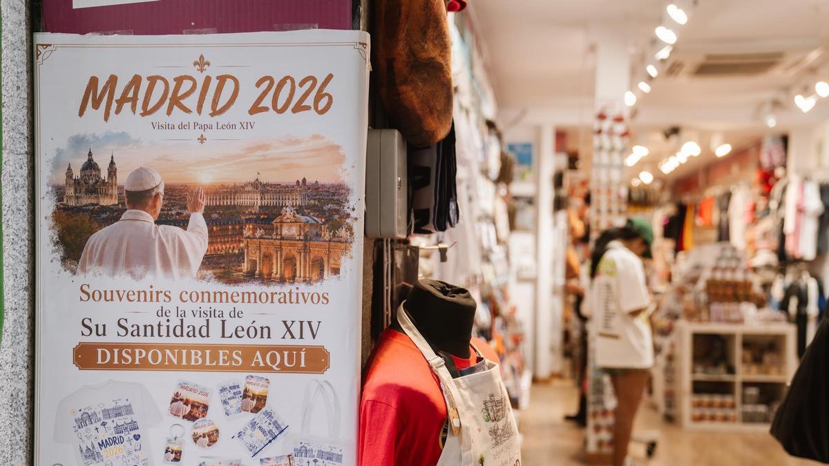 Taza, camisetas e imanes: todos los souvenirs por la visita del papa León XIV a Madrid