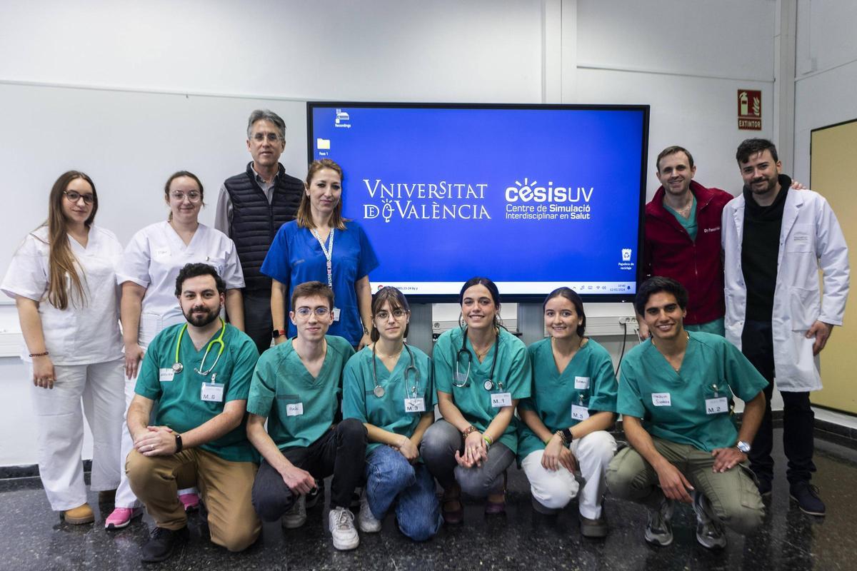 El lumnado de Medicina y Enfermería de la UV participante en la simulación del CESIS presenciada por Levante-EMV, junto a sus profesores.