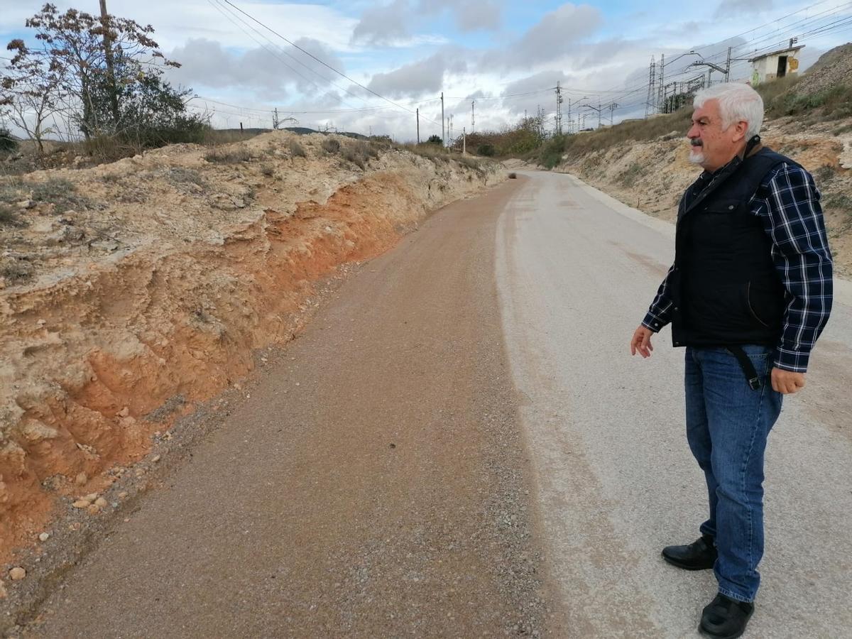 El concejal Andrés Martínez supervisando las obras de ampliación y mejora del firme del camino de acceso a la estación del tren de La Encina.