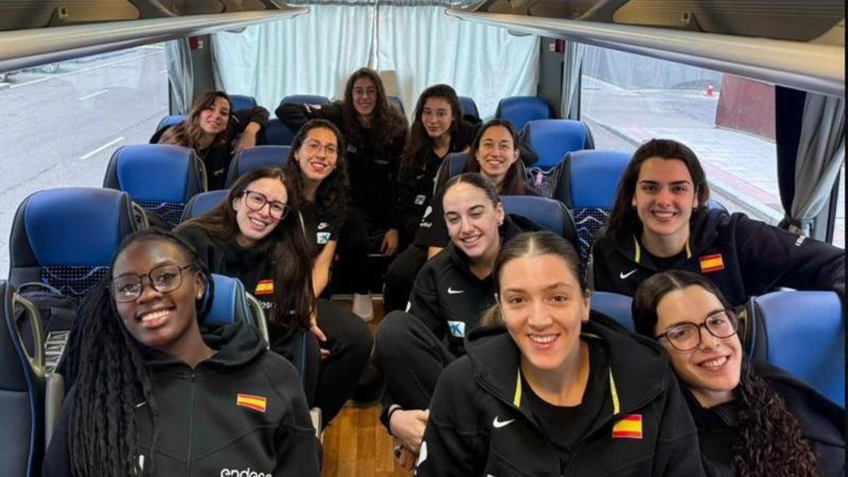 Las cuatro taronja de las selección, con el equipo camino del aeropuerto para viajar a Puerto Rico.