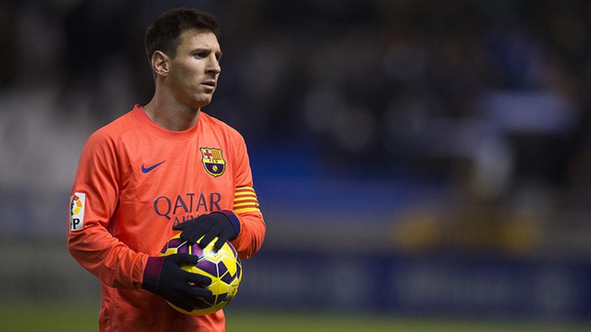 Messi, con el balón del partido de Riazor, tras marcar tres goles ante el Deportivo