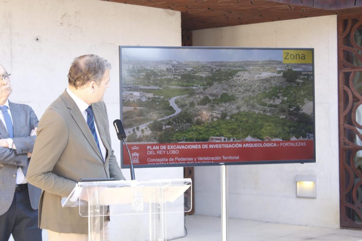 El concejal de Vertebración Territorial, Marco Antonio Fernández, muestra una de las zonas donde se harán sondeos.