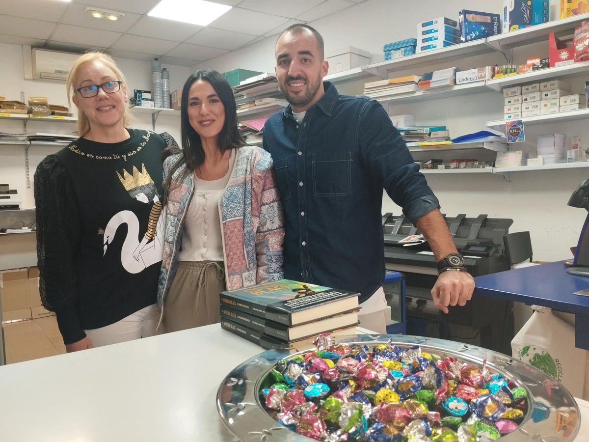 Por la izquierda, una de las empleadas, María José García, Lucía García y Sergio García con una bandeja de bombones.