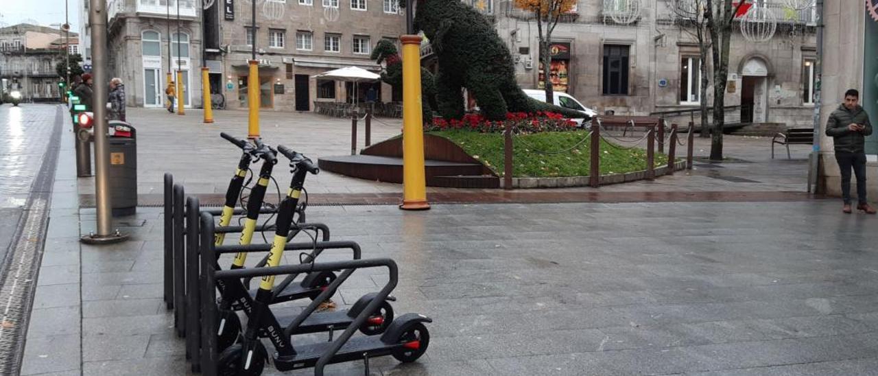 Los nuevos patinetes eléctricos de alquiler de Buny aparcados en Porta do Sol.