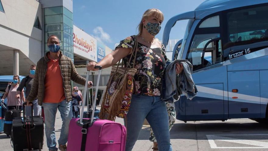 Alemanes en su llegada, este lunes, a Mallorca.