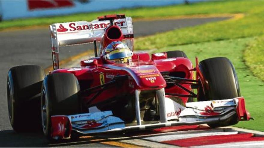 El pilot d&#039;Oviedo, amb el seu Ferrari 150 Italia durant la cursa d&#039;ahir a la pista australiana d&#039;Albert Park.