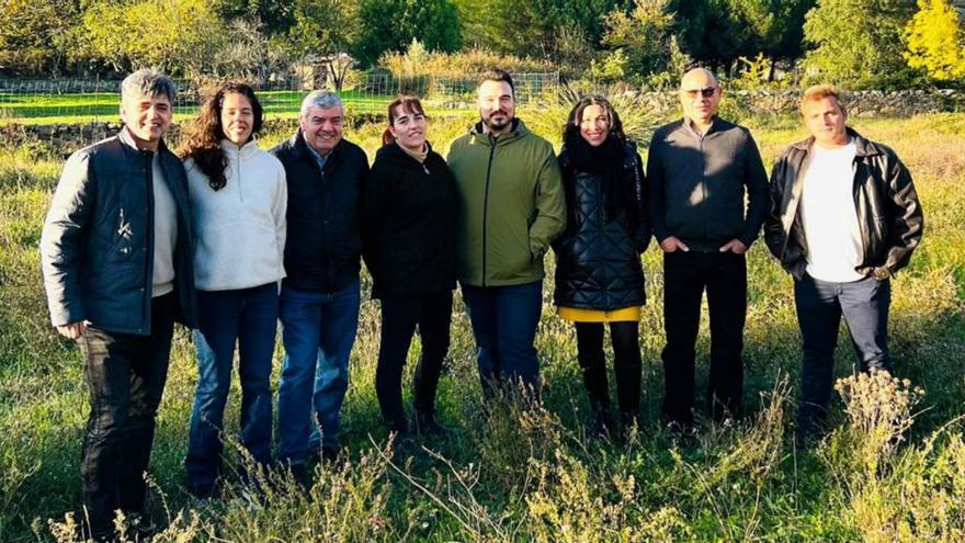 Els membres de la candidatura de Tots per Maçanet amb Ernest Ollero al centre.