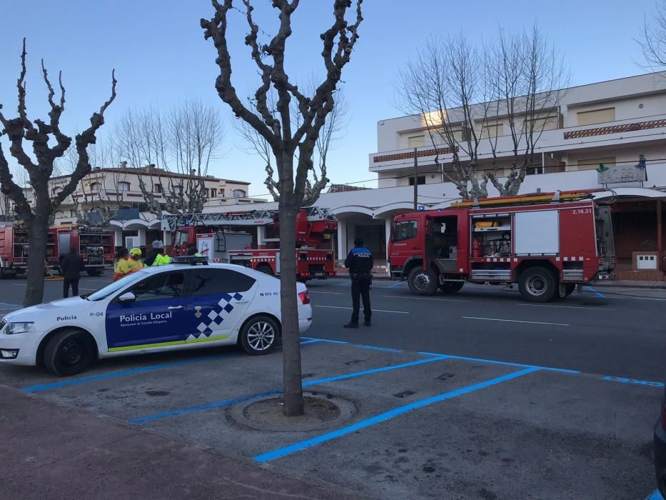 Crema la cuina d'un local de Els Arcs d'Empuriabrava