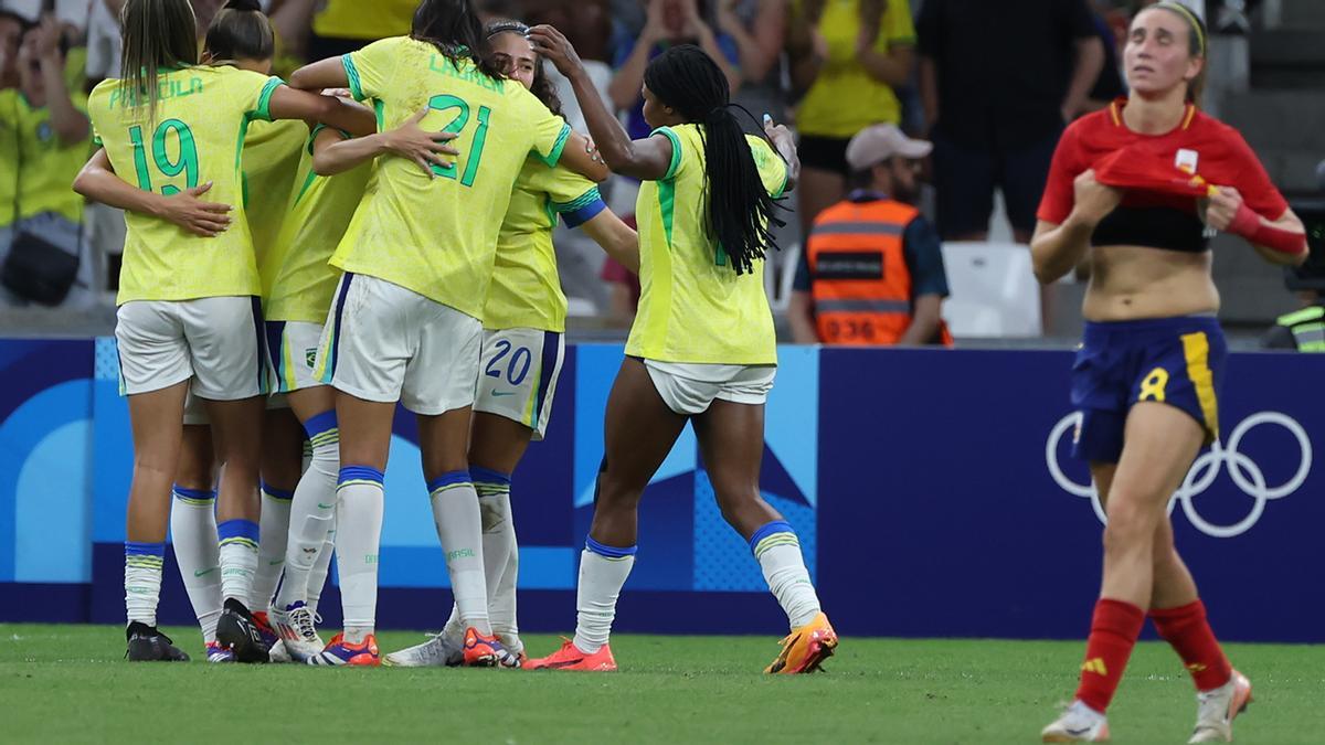 La delantera brasilera Gabi Portilho celebra con compañeras su gol ante España durante la semifinal femenina de Fútbol, en los Juegos Olímpicos París 2024