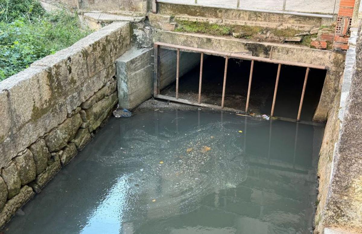 Residuos sobre el cauce turbio del río Bouzós. | G.Núñez