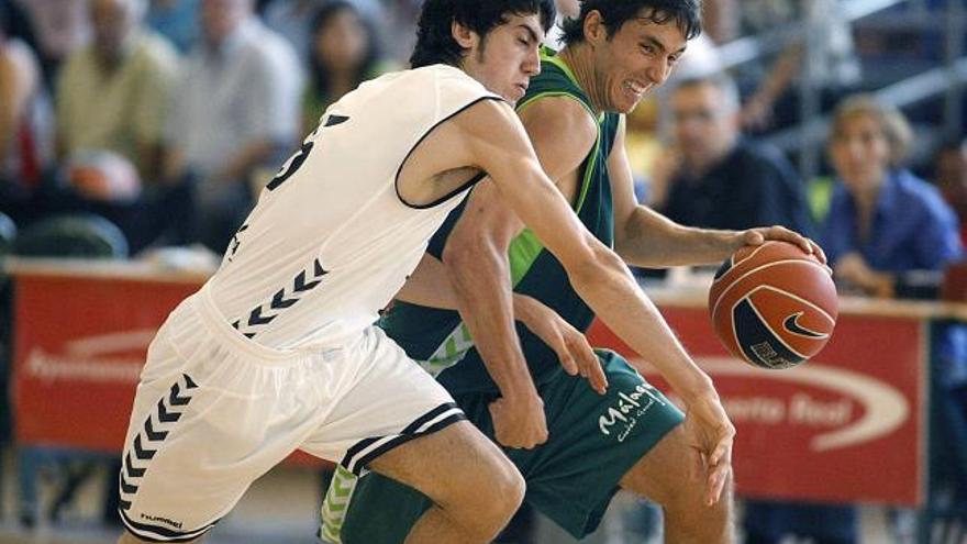 El escolta checo del Unicaja Málaga, Jiri Welsch (d) intenta superar la defensa del jugador del Cajasol Joan Sastre, durante el último partido de la XIII edición de la Copa de Andalucía de baloncesto que se disputa en la localidad gaditana de Puerto Real.