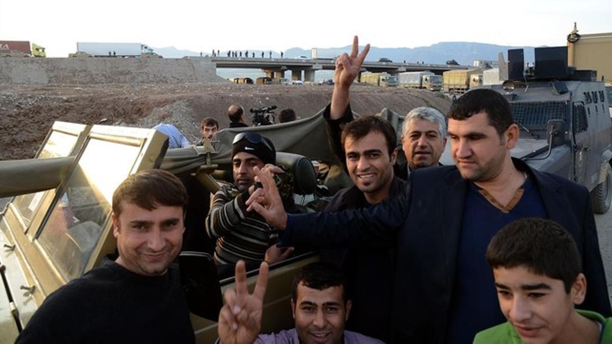 Unos kurdos en Turquía celebran que un convoy de 'peshmerga' haya logrado cruzar la frontera desde Irak.
