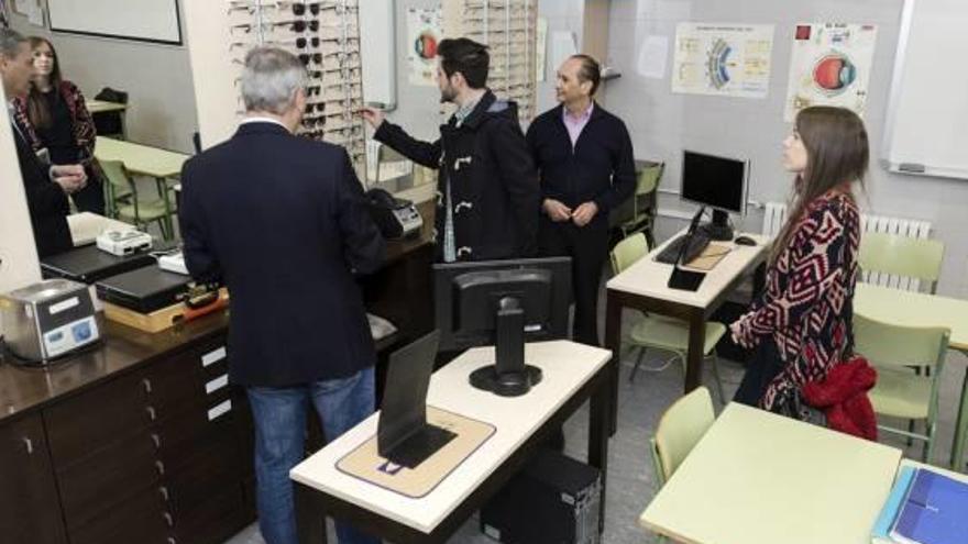 Alumnos de FP de Mislata fabricarán gafas para las familias más necesitadas