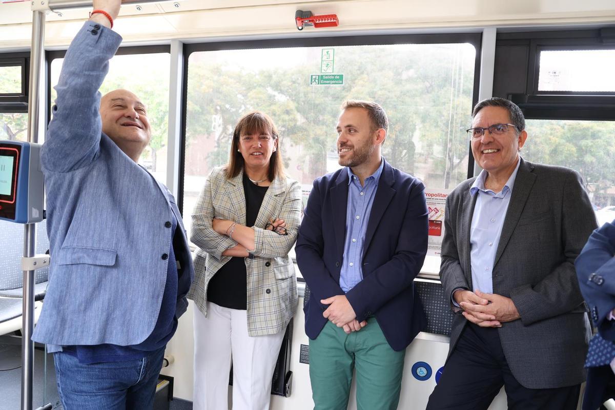 Los alcaldes de Viladecans y Gavà, en uno de los nuevos autobuses sostenibles, acompañados por el vicepresidente de Movilidad del AMB
