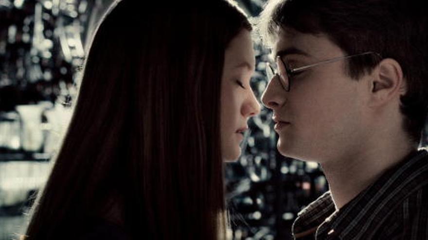 Imagen de una escena de la película &quot;Harry Potter y el misterio del príncipe&quot;, con Bonnie Wright (izda) y Daniel Radcliffe (dcha) en su papel del joven mago.