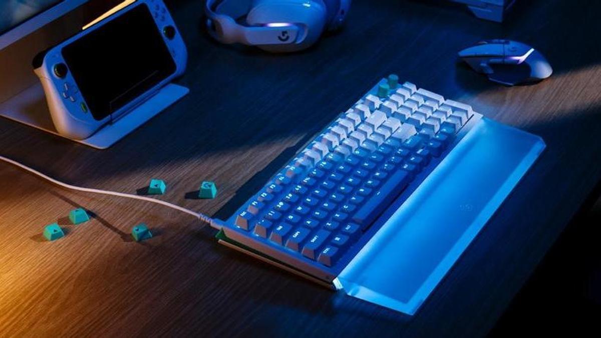 Hibrit anahtarlar ve analog hassasiyetle kişiselleştirmeyi geliştiren oyun klavyesi