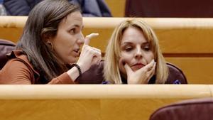 Las diputadas de Podemos, Ione Belarra y Noemí Santana, en el Senado.