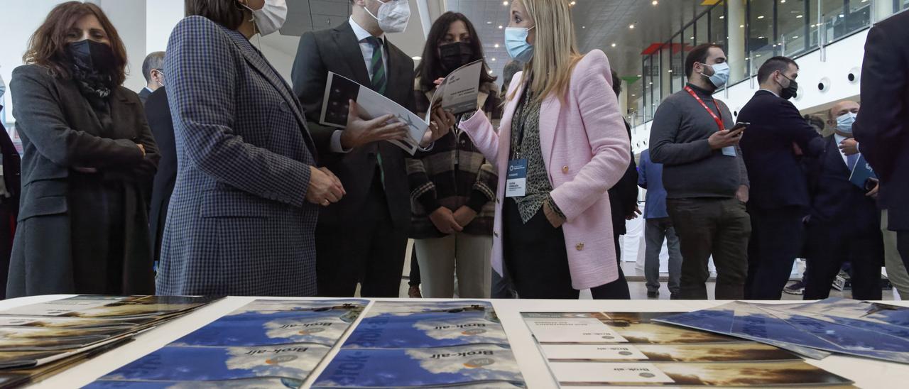 El conseller Arcadi España y la directora general de Aerocas, Blanca Marín, con  asistentes a este evento.