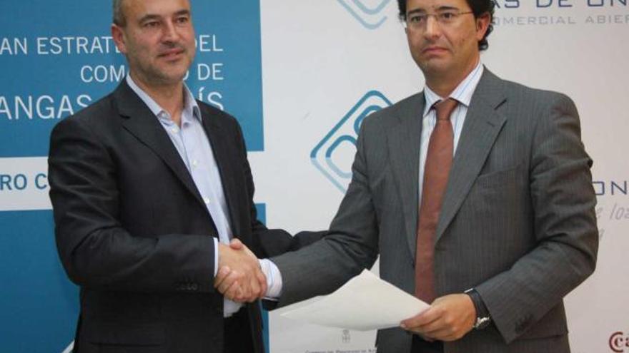 Fernando Losada, a la derecha, con Jaime García, de Incatur, tras la firma de un convenio.