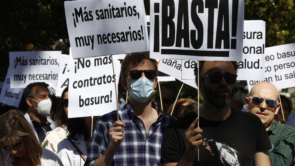 Médicos de hospitales se manifiestan contra la temporalidad en una marcha desde el Estadio de Vallecas hasta la Asamblea de Madrid.