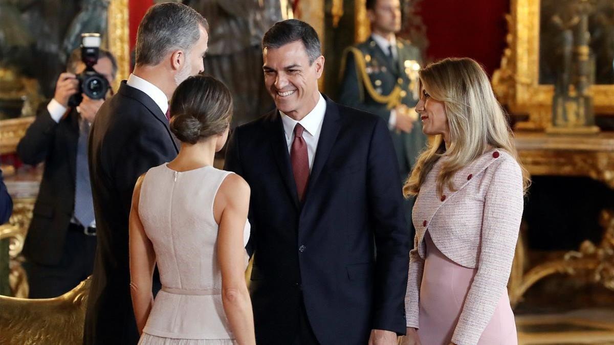 El presidente del Gobierno, Pedro Sànchez, saludando a los Reyes junto a su esposa, en los fastos del 12-O