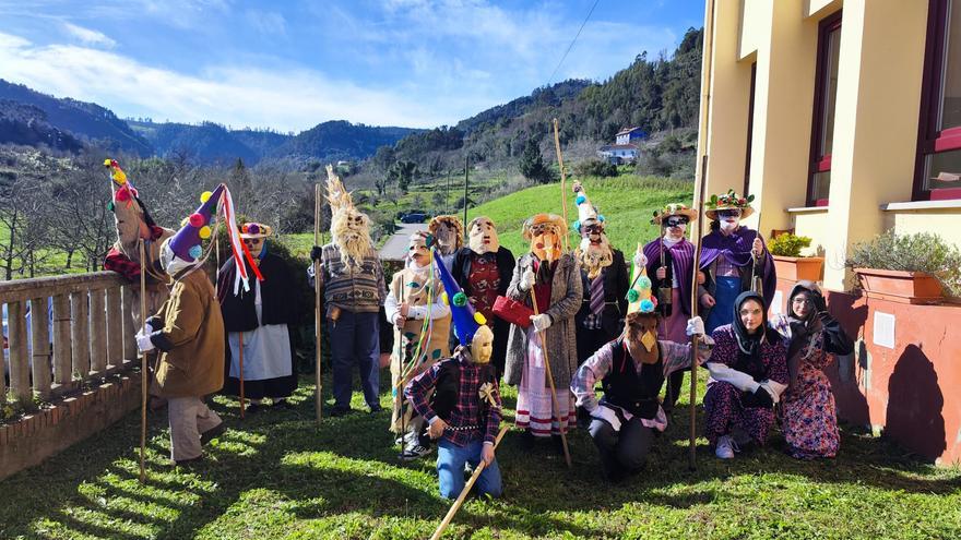 El &quot;domingu’l gordu&quot; tiene relevo en Rozaes: la juventud se suma a la tradición de los mazcaraos