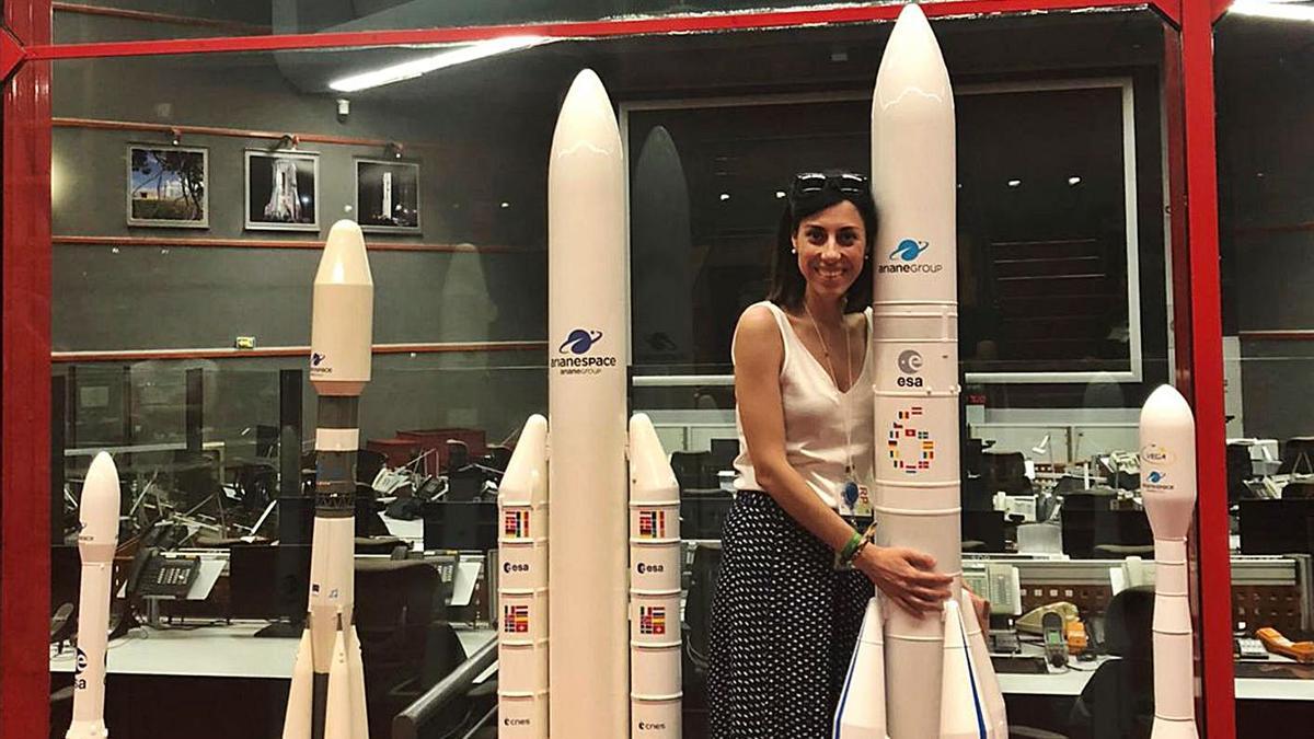 Paula Mas junto al lanzador Ariane 6, en 2019. | INFORMACIÓN