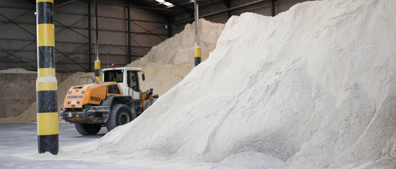 Almacenamiento de arcillas blancas en una instalación del grupo Pamesa.