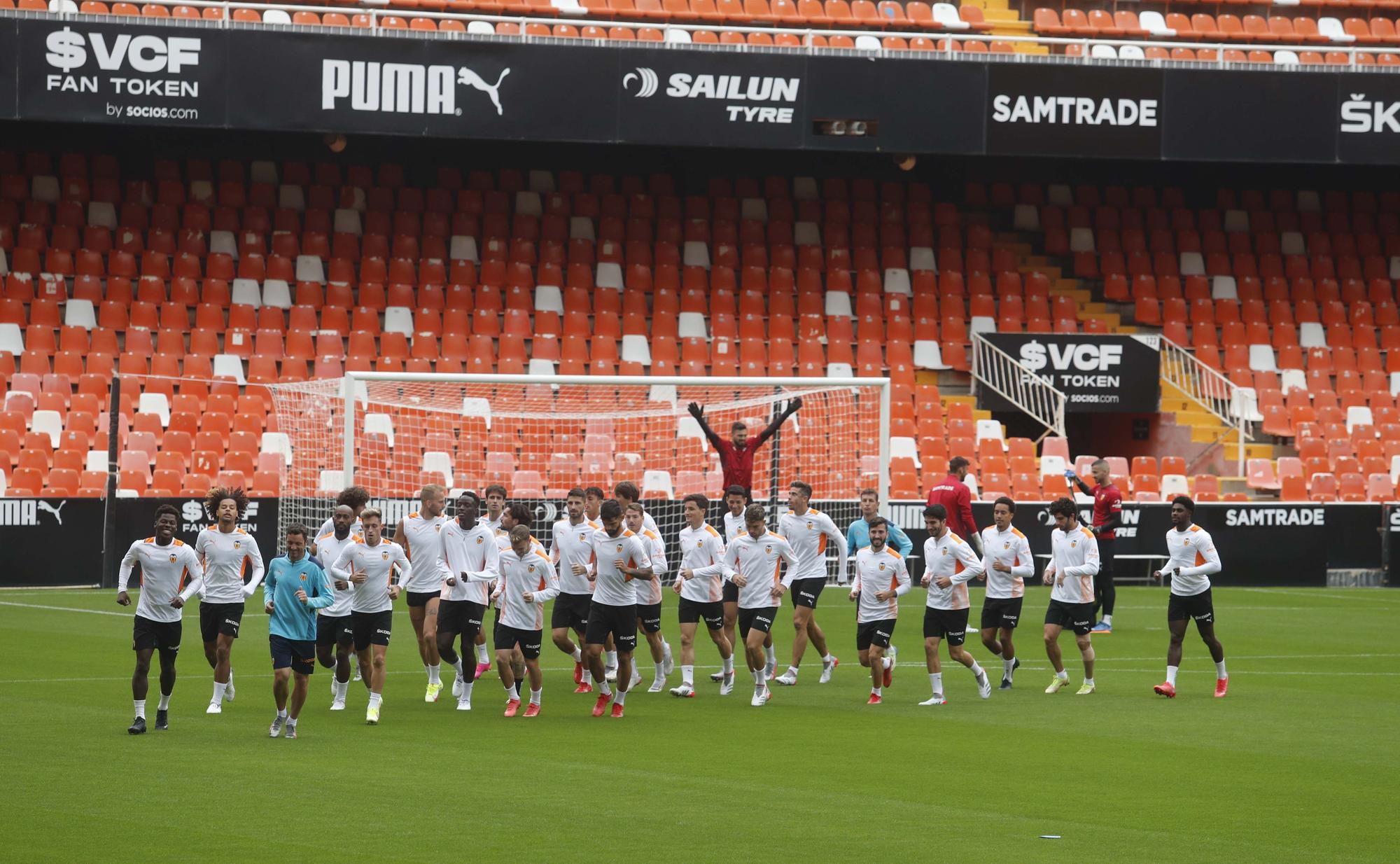 El Valencia entrena en Mestalla antes del partido frente al Villarreal